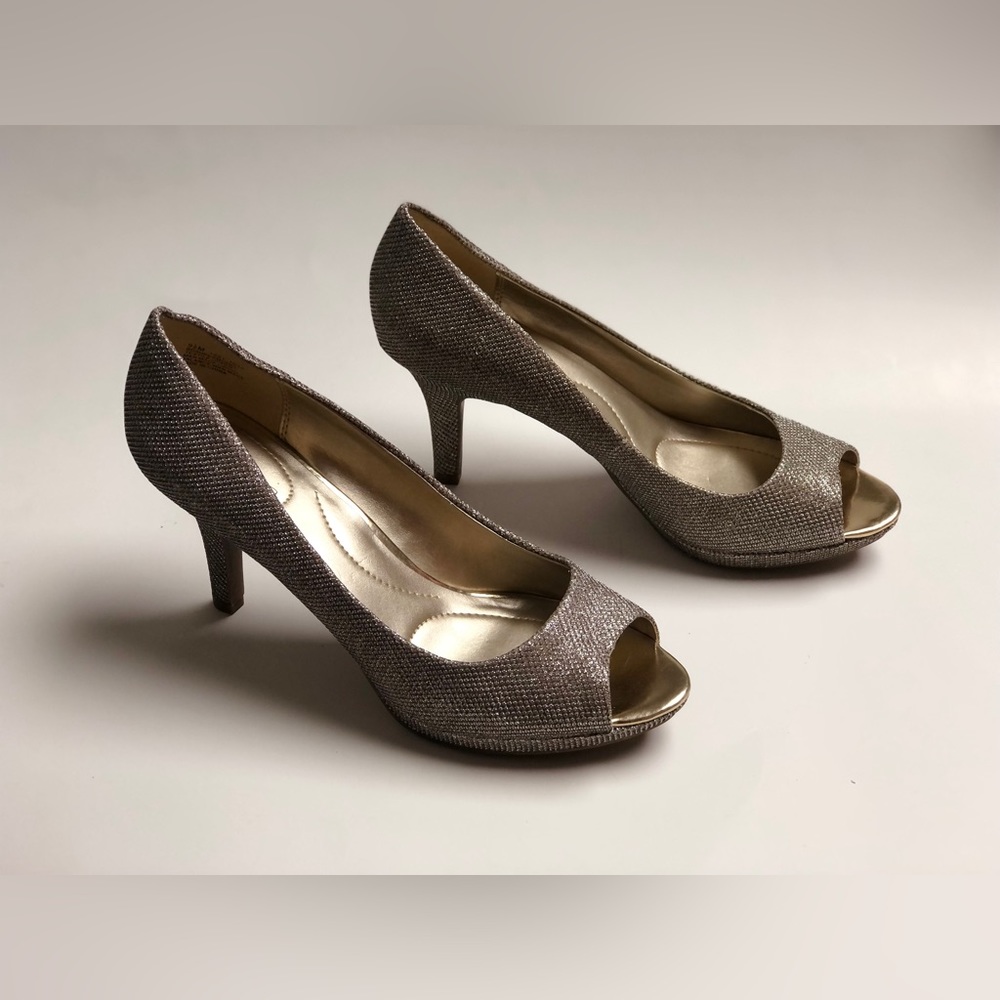 b-flexible by BANDOLINO SuperModel Gold High Heels Size 9.5 Women’s